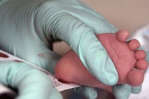 El debate parlamentario sobre el cribado neonatal avanza hacia una propuesta de equidad