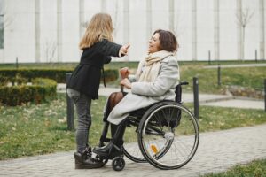 Quien cuida también se rompe: la deuda emocional con los cuidadores de personas con ELA