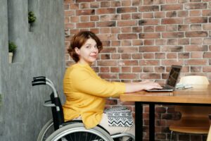 La esclerosis múltiple mejora su pronóstico, pero persisten desigualdades y retos en el diagnóstico