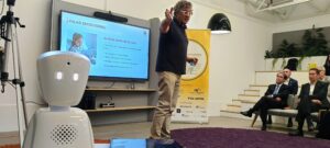 Dos robots permitirán a menores con cáncer seguir las clases desde casa en Extremadura
