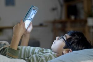 ¿Autismo digital? El abuso de pantallas puede generar síntomas similares al autismo en niños