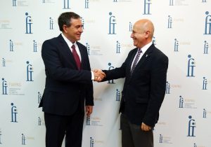 Imagen de Jose Luis Aedo, presidente de FIAPAS y Obdulio Herrera, presidente de la Fundación Amplifon, durante la firma de un convenio de colaboración.