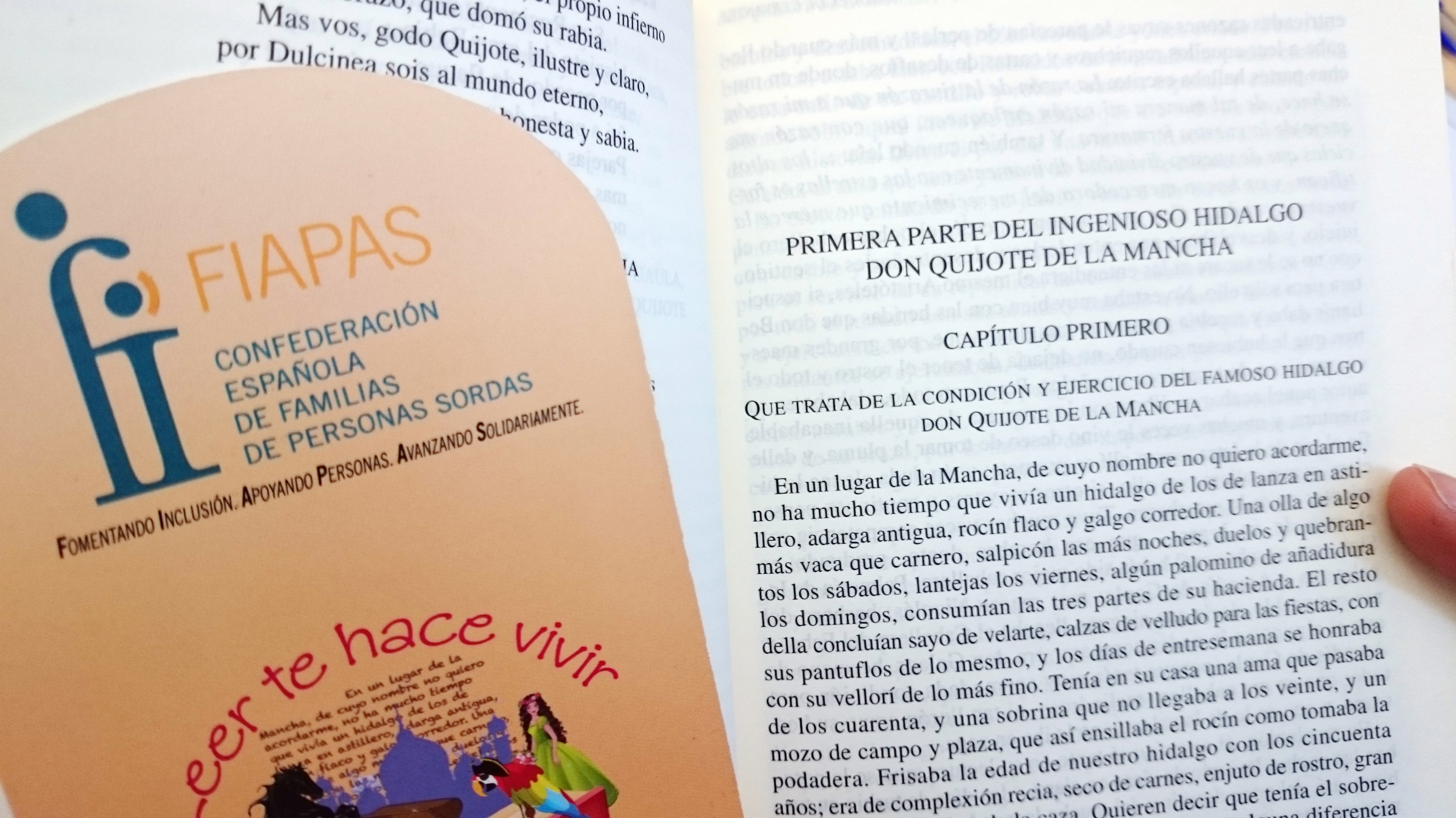Imagen del primer capítulo de El Quiijote, señalizado con un marcapaginas que tiene el logotipo del FIAPAS y el mensaje "Leer te hace vivir"