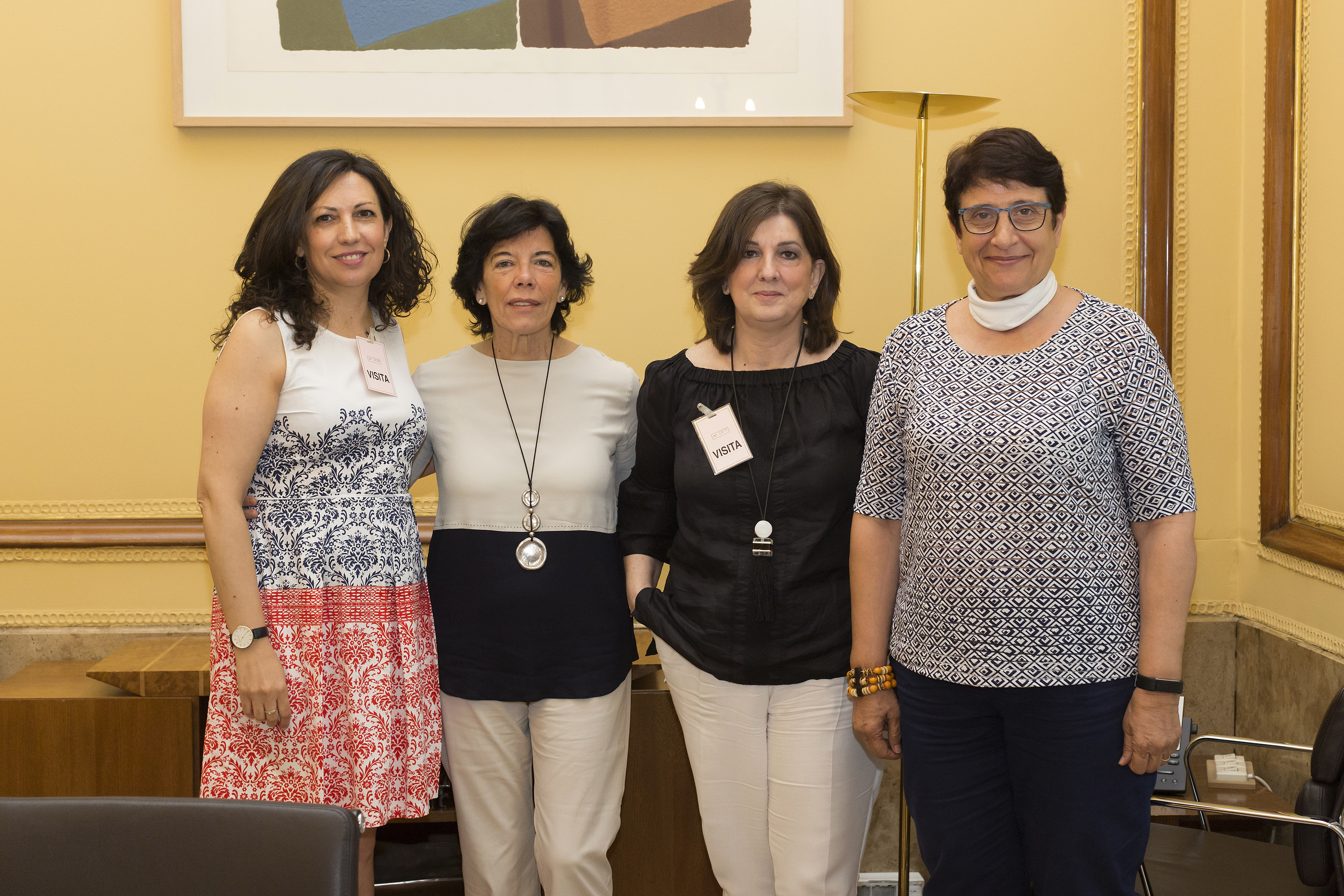 Imagen de las representantes de FIAPAS con la ministra de Educación y su asesora