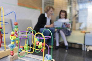 Los pediatras aconsejan el juego, el aburrimiento y la vida familiar frente a las agendas infantiles sobrecargadas 