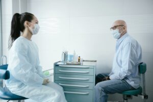 Las personas con VIH presentan un perfil genético diferente tras superar la Covid-19