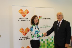 Carmen Bieger, directora de la Fundación ATRESMEDIA y Javier Caso de los Cobos, director general de Santillana, en la sede de ATRESMEDIA.