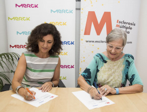 Ana Polanco, directora de Corporate Affairs de Merck, y Conxita Tarruella, presidenta de Esclerosis Múltiple España, durante la firma del convenio.