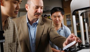Bruce Beutler (en el centro) trabajando en su laboratorio de investigación.
