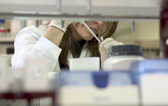La AECC concede una beca de 135.000 euros para investigar la epigenética de la leucemia infantil