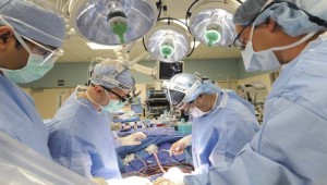 cirujanos realizando un trasplante de corazón