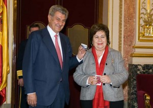 La defensora del pueblo entrega su Informe 2011 al presidente del Congreso.