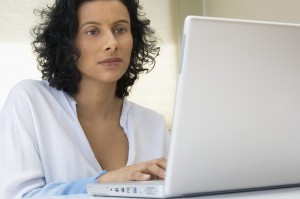 Mujer utilizando su ordenador portátil