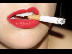 Mujer con un cigarrillo en los labios