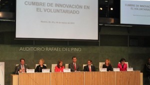 Vista de la mesa presidencial de la cumbre de innovación en el voluntariado