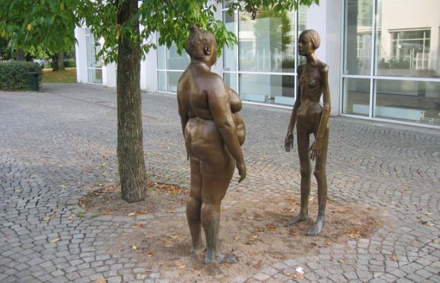 Escultura sueca sobre la anorexia ('Bronskvinnorna'. Konsthallen, Växjö)
