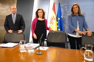 La vicepresidenta del Gobierno, ministra de la Presidencia y Portavoz, Soraya Sáenz de Santamaría y los ministro de Educación, Cultura y Deporte, José Ignacio Wert, y de Sanidad, Servicios Sociales e Igualdad, Ana Mato, durante la rueda de prensa posterior a la reunión del Consejo de Ministros.