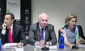 Pablo Nanclares, presidente de ASTHEHA; Faustino Blanco, consejero asturiano de Sanidad, y Consuelo Rayón, jefa de Servicio de Hematología del Hospital Universitario Central de Asturias, durante la presentación de la nueva Asociación.