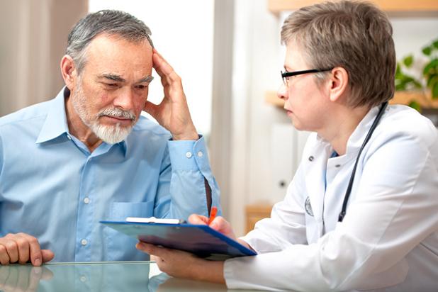 Médico consultando a paciente