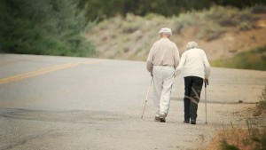 peronas mayores caminando