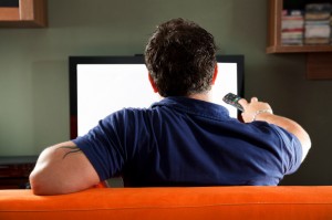 joven viendo la TV