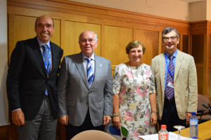 Antoni Esteve, presidente de FARMAINDUSTRIA ; el rector de la UIMP, César Nombela; la consejera de Sanidad de Cantabria, María Luisa Real, y Félix Lobo, catedrático de Economía Aplicada de la Universidad Carlos III y director del encuentro.