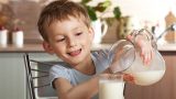 La leche entera hace que los niños sean más delgados y tengan más vitamina D