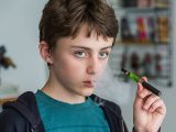 Los e-cigarrillos cuadruplican el riesgo de los adolescentes de acabar fumando Los e-cigarrillos cuadruplican el riesgo de los adolescentes de acabar fumando