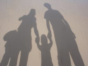 familia-beach-silhouette-vacation-shadow-together-lifestyle-927341-pxhere.com
