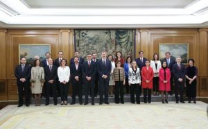Fotografía de grupo de Su Majestad el Rey con los nuevos miembros del Gobierno © Casa de S.M. el Rey.