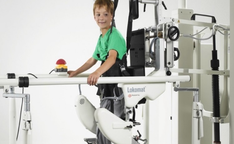 Robot de rehabilitación para los niños con lesiones medulares