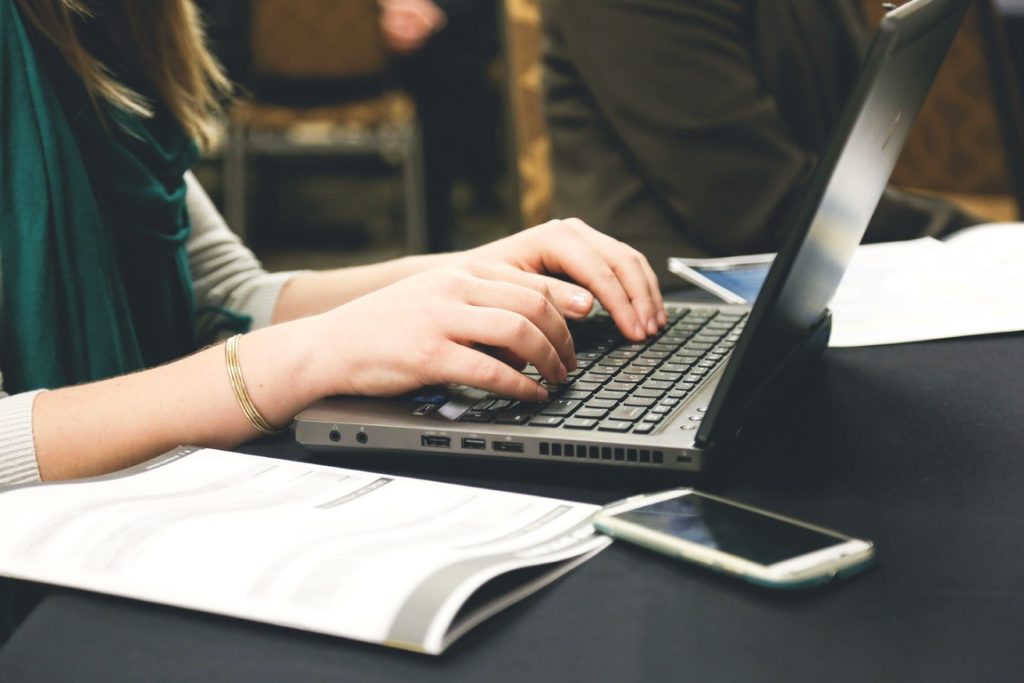 laptop-desk-computer-mobile-writing-hand-764703-pxhere.com