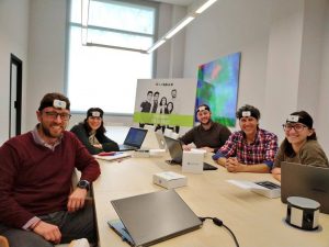 El Dr Sergio Lerma Lara, investigador principal, junto con su equipo en el Centro Superior de Estudios Universitarios La Salle con el dispositivo ENLAZA al inicio de esta segunda fase de la investigación.