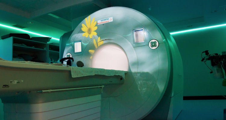 Cine para evitar la sedación en niños en Radiología
