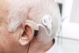 Tratar la sordera mejora el estado cognitivo y la calidad de vida de los mayores de 55 años