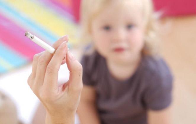 El 90% de los fumadores expone a los menores al cáncer fumando en su presencia