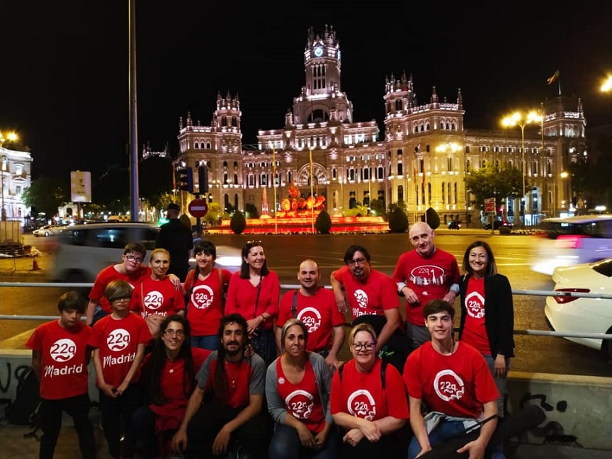 Un mundo iluminado de rojo para visibilizar el síndrome 22q11
