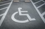 Prisión por falsificar la tarjeta de estacionamiento para personas con movilidad reducida
