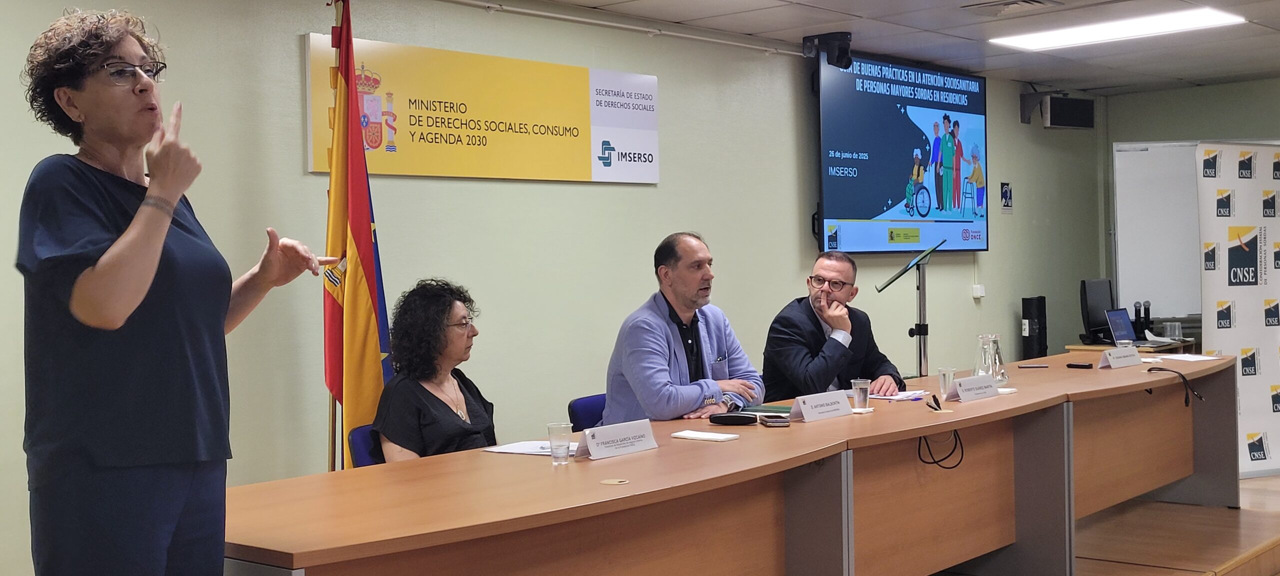 Una guía da claves para mejorar la atención a personas mayores sordas en residencias   