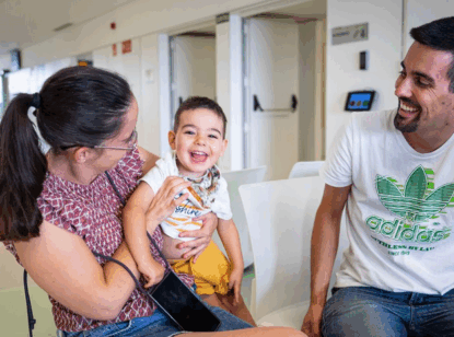 Dani desafía una enfermedad ultrarara con una terapia génica aplicada por primera vez en España a un menor de 3 años