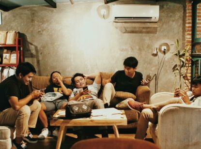 Casi la mitad de los jóvenes de la Generación Z se siente solo y desconectado de su entorno