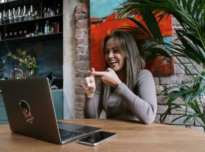 Un estudio evidencia graves barreras comunicativas y discriminación estructural contra las mujeres sordas