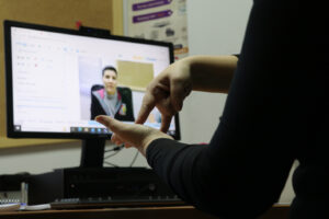 La CNSE alerta sobre la violencia digital que sufren mujeres jóvenes sordas