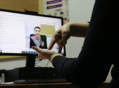 La CNSE alerta sobre la violencia digital que sufren mujeres jóvenes sordas