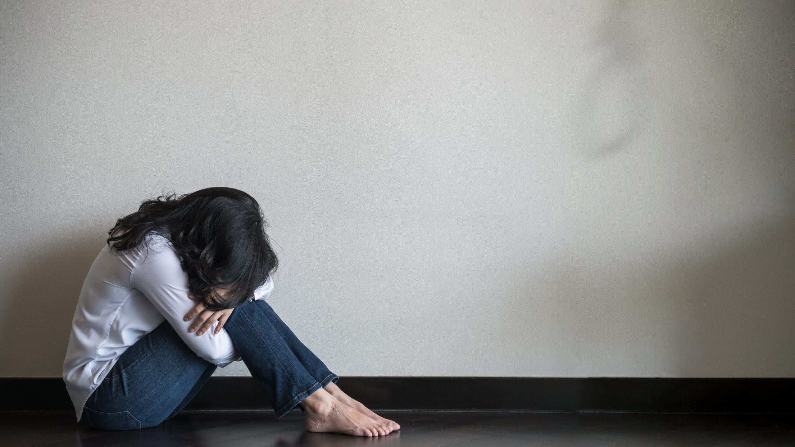 Sentirse “una carga” aumenta el riesgo de ideación suicida en personas con dolor crónico