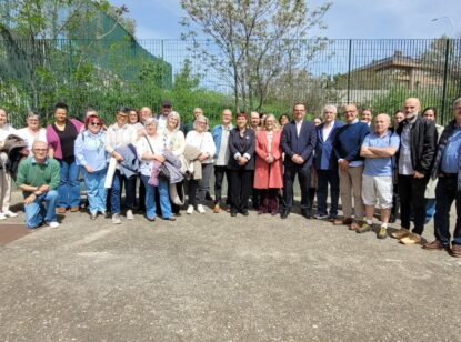 Una guía alerta del edadismo y las barreras que afrontan las personas mayores sordas