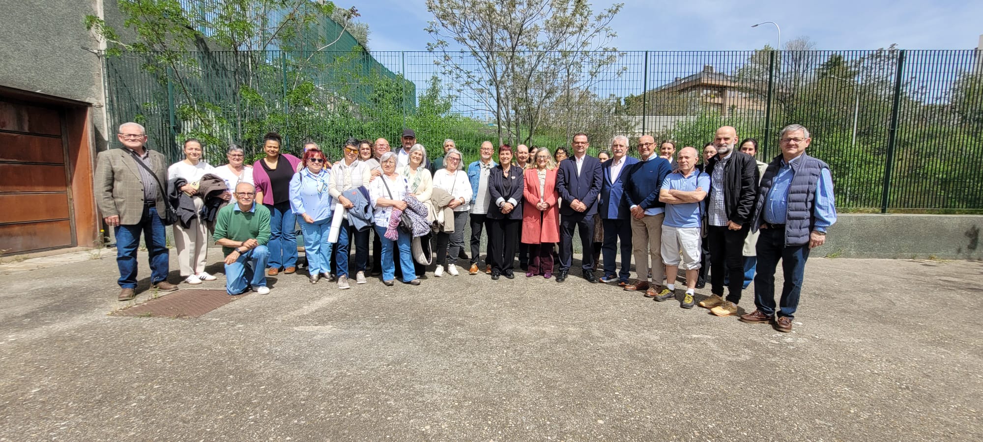 Una guía alerta del edadismo y las barreras que afrontan las personas mayores sordas