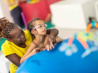 Fundación Mutua Madrileña y FEDER facilitarán terapias rehabilitadoras a 1.900 personas con enfermedades raras