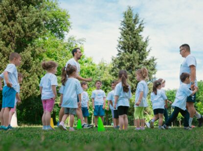 El verano de las familias con niños con necesidades de apoyo: la carga invisible de crear rutinas y buscar recursos
